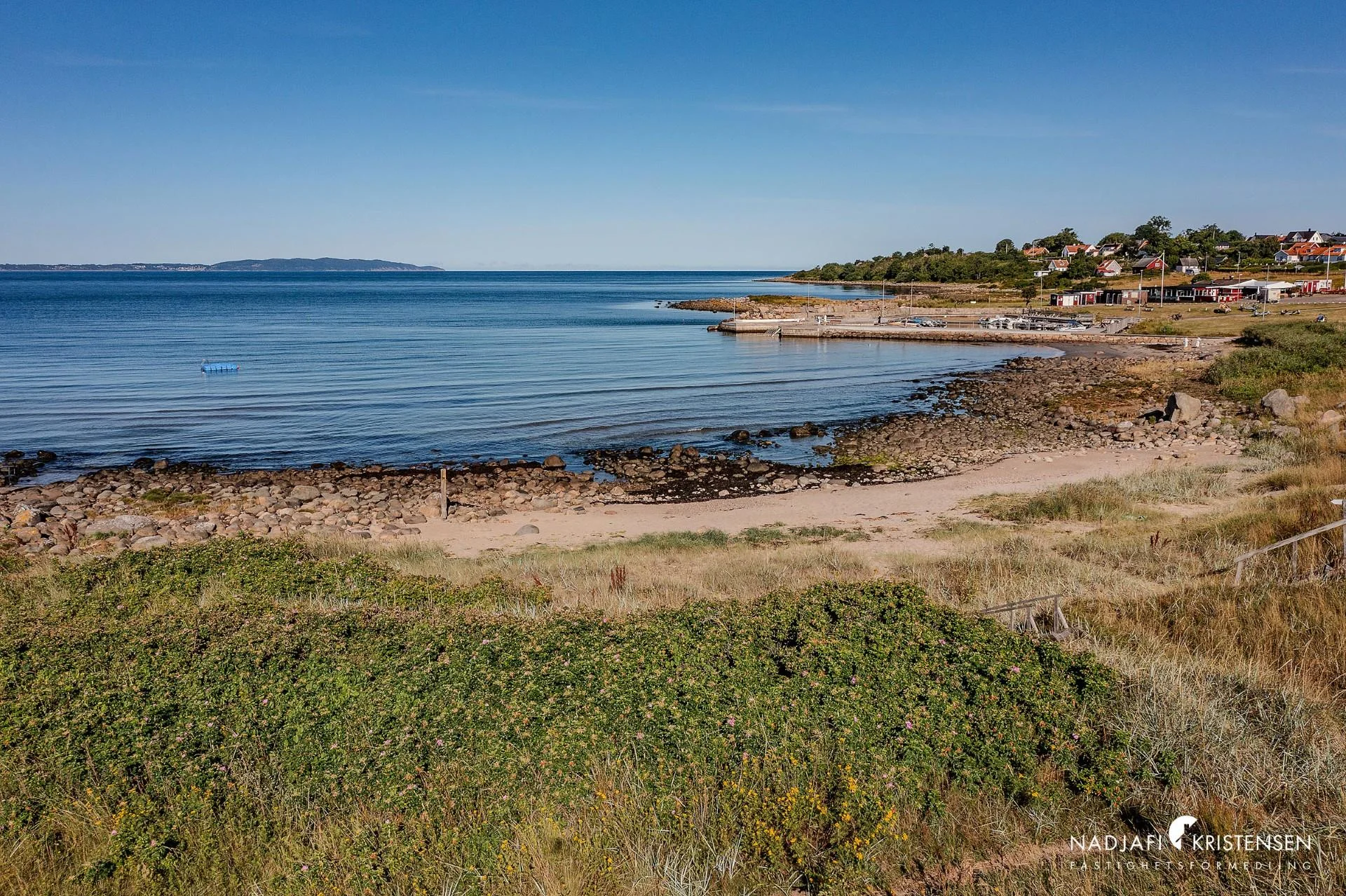 Ett hem med ett läge som är lika sällsynt som eftertraktat – direkt vid havet i Magnarps strand.