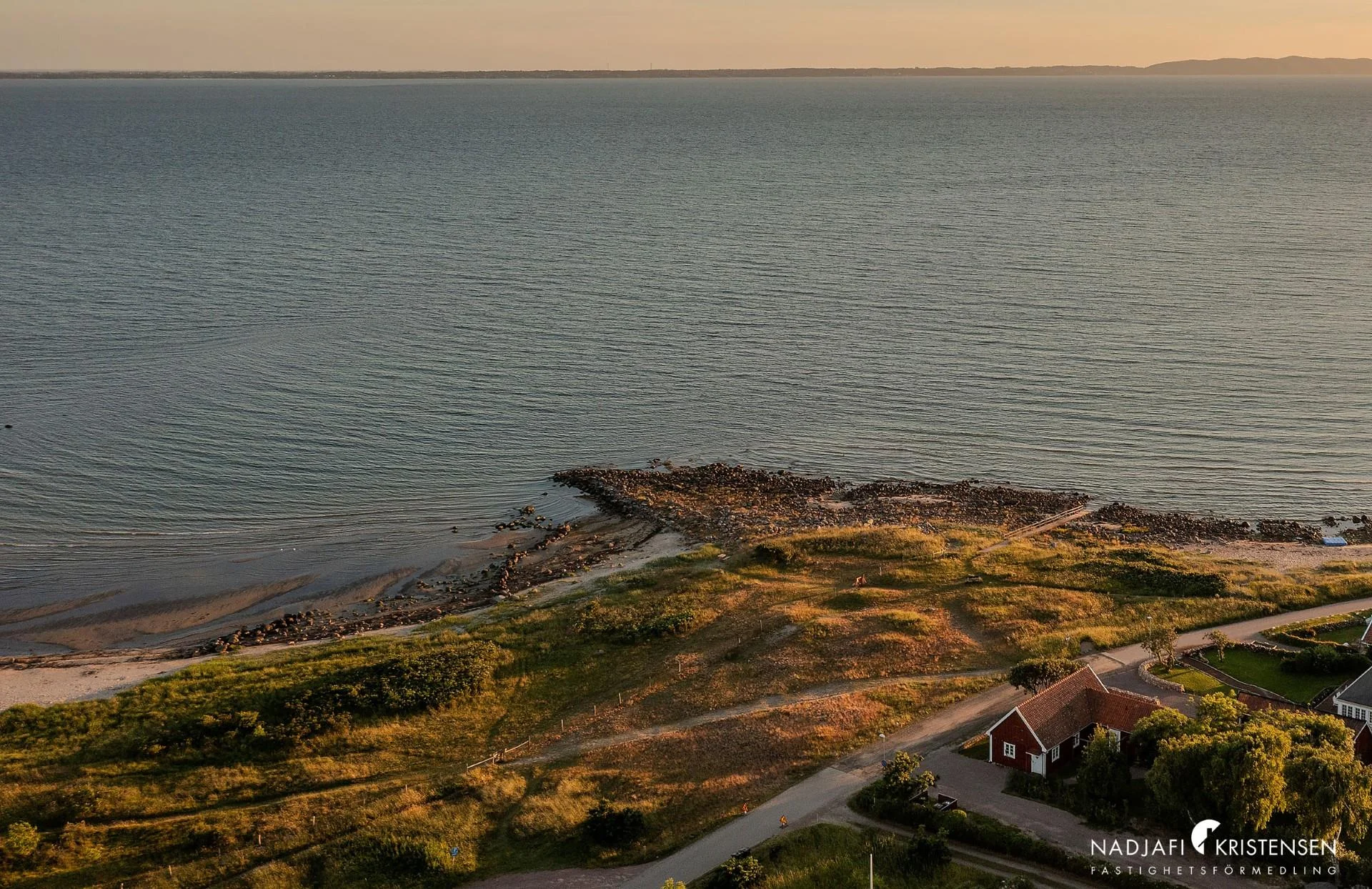 Ett hem med ett läge som är lika sällsynt som eftertraktat – direkt vid havet i Magnarps strand.