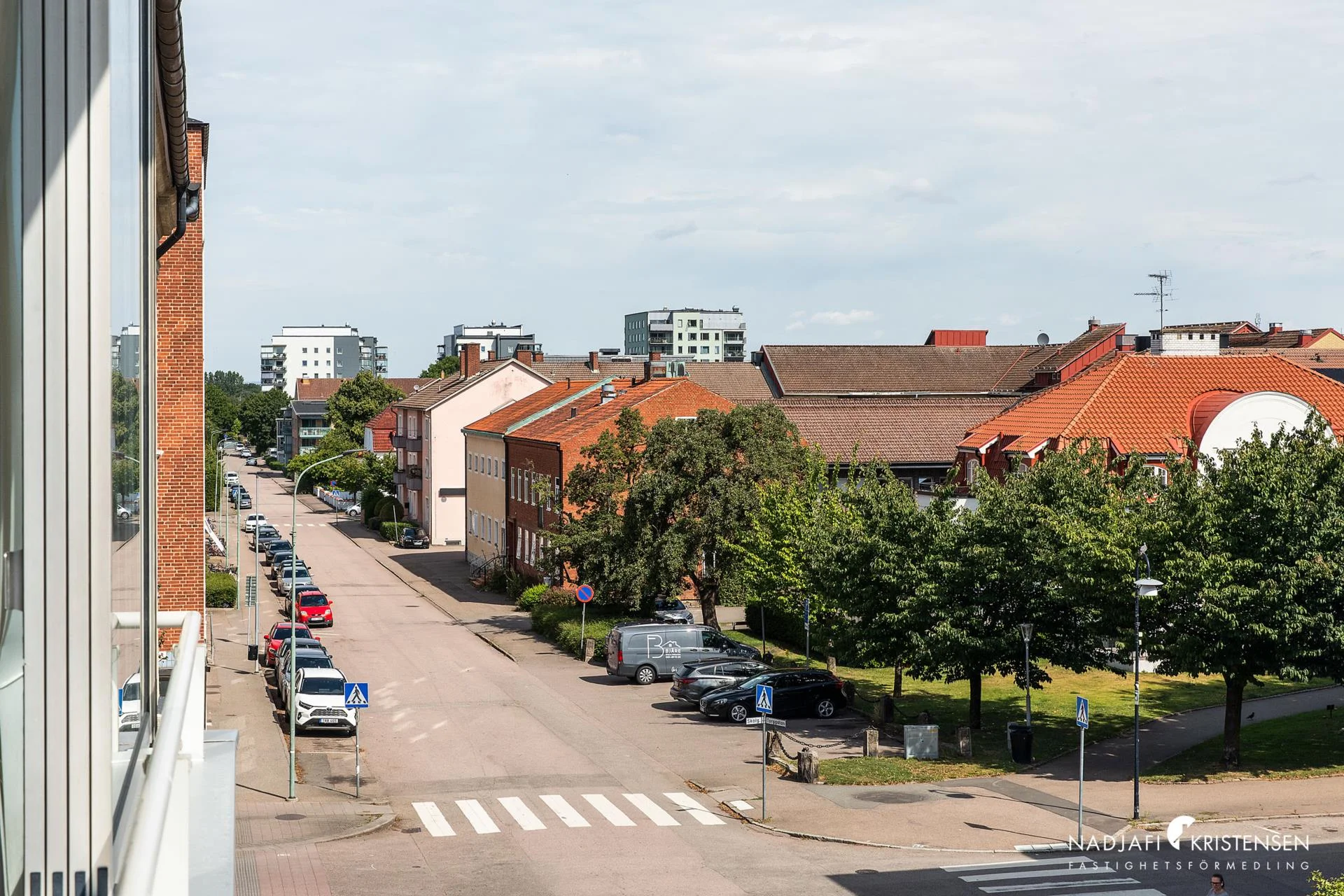 Trea med inglasad balkong på centralt läge nära kommunikationer & service