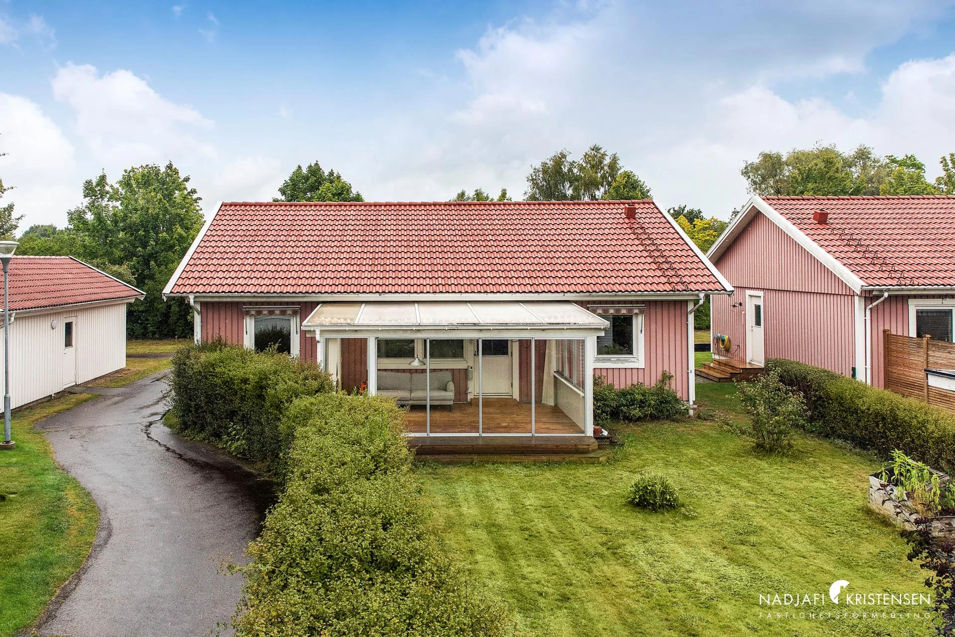 Villakänsla i bostadsrätt – enplanshus på hörntomt med inglasat uterum