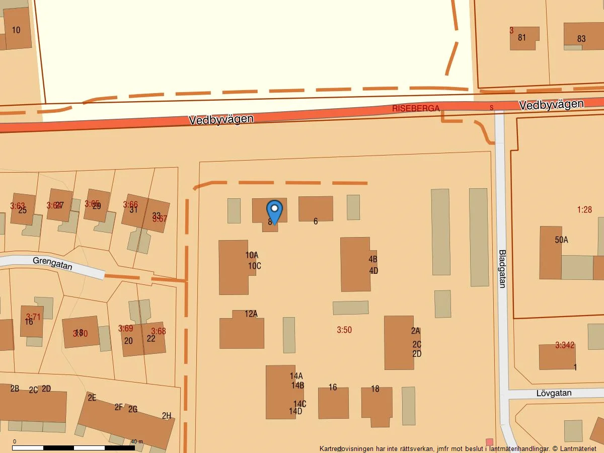 Villakänsla i bostadsrätt – enplanshus på hörntomt med inglasat uterum