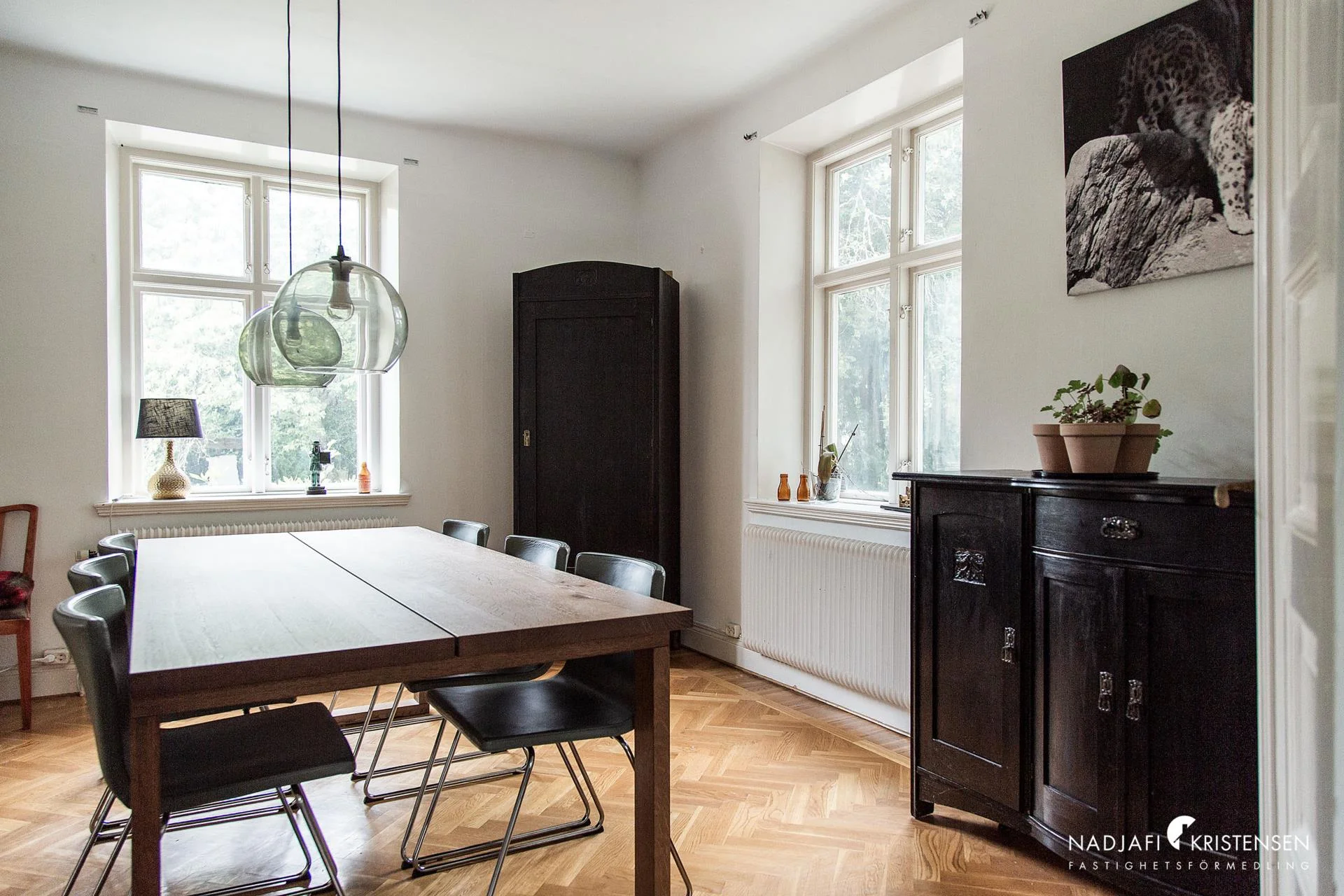 Generösa ytor, tidstypisk charm och en tomt med parkkänsla