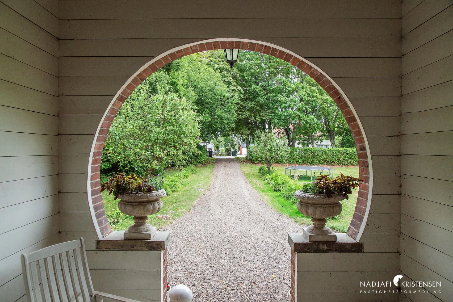 Generösa ytor, tidstypisk charm och en tomt med parkkänsla