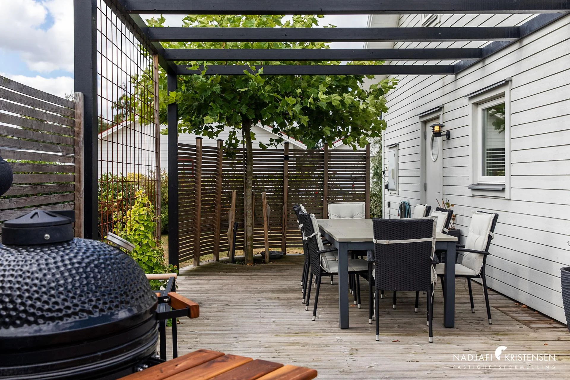 Stilfull och modern villa med nybyggd ovanvåning och underbar trädgård i populära Tuvelyckan