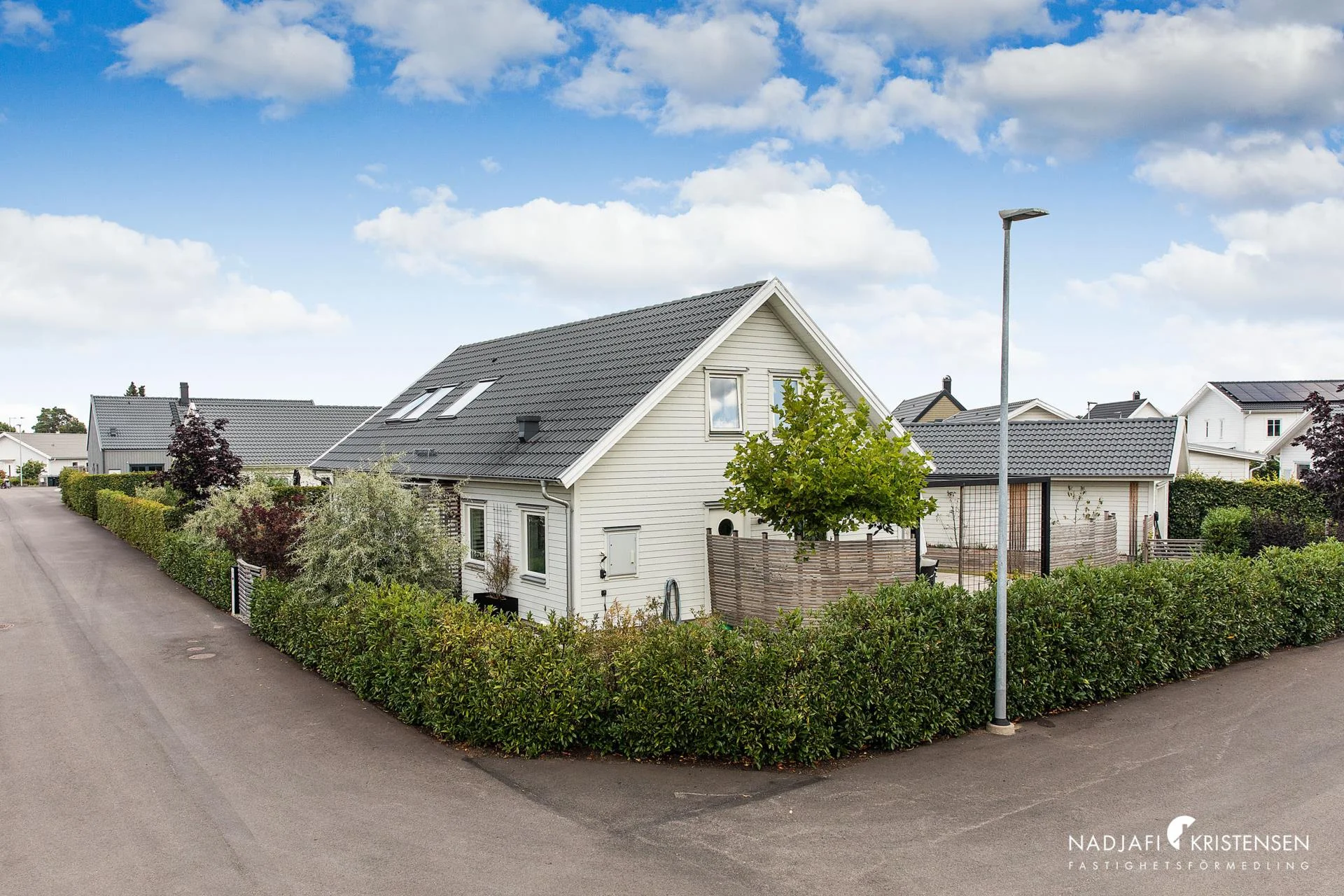 Stilfull och modern villa med nybyggd ovanvåning och underbar trädgård i populära Tuvelyckan