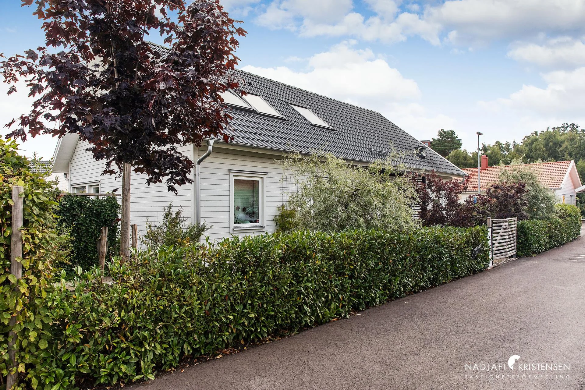 Stilfull och modern villa med nybyggd ovanvåning och underbar trädgård i populära Tuvelyckan