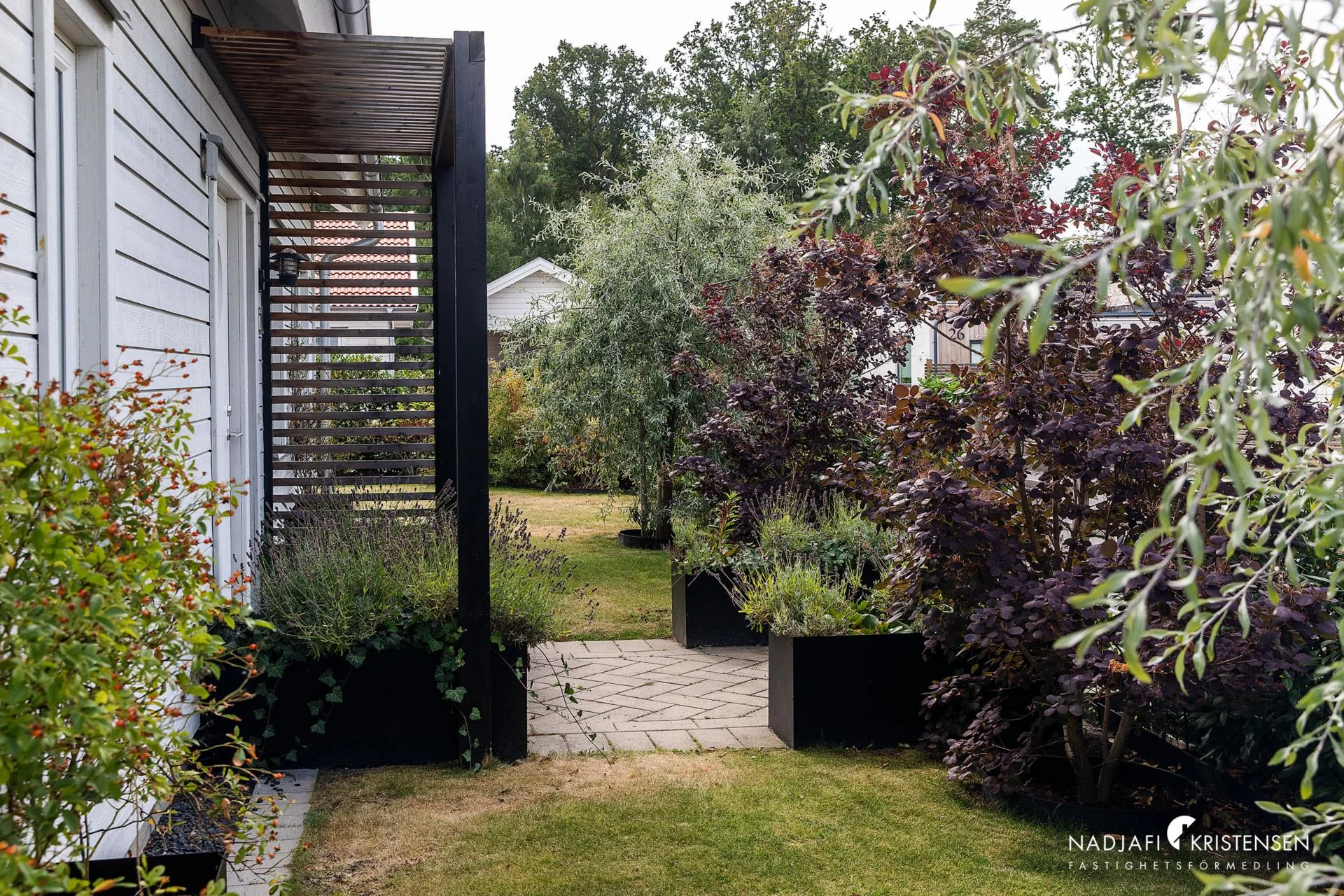 Stilfull och modern villa med nybyggd ovanvåning och underbar trädgård i populära Tuvelyckan