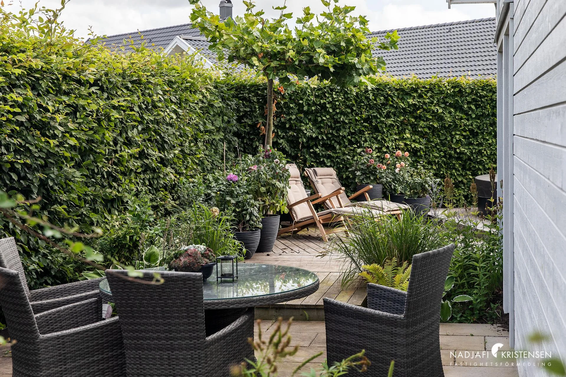 Stilfull och modern villa med nybyggd ovanvåning och underbar trädgård i populära Tuvelyckan