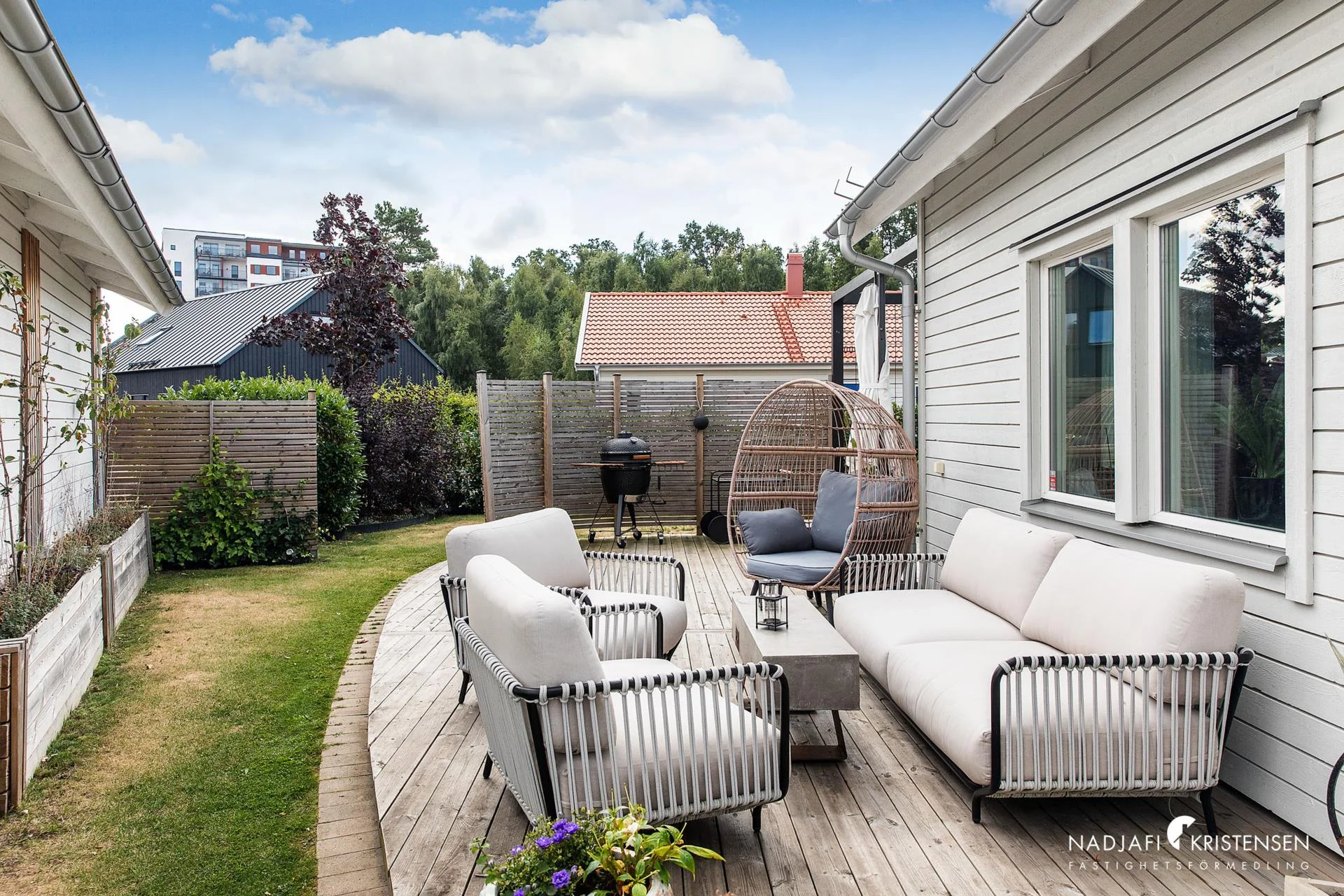 Stilfull och modern villa med nybyggd ovanvåning och underbar trädgård i populära Tuvelyckan