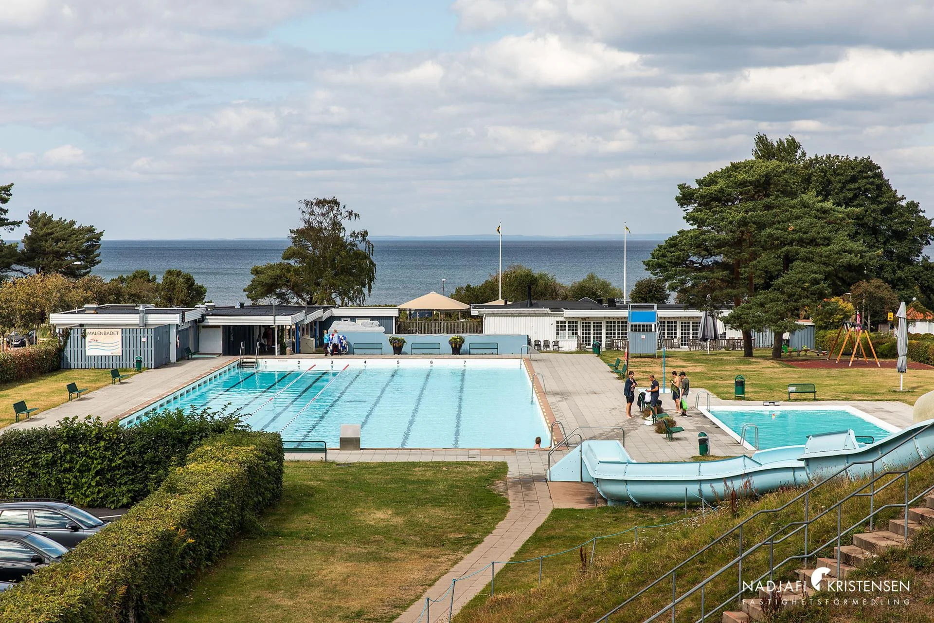Exklusiv familjevilla med pool, poolhus och vinrum – drömläge på Malen!