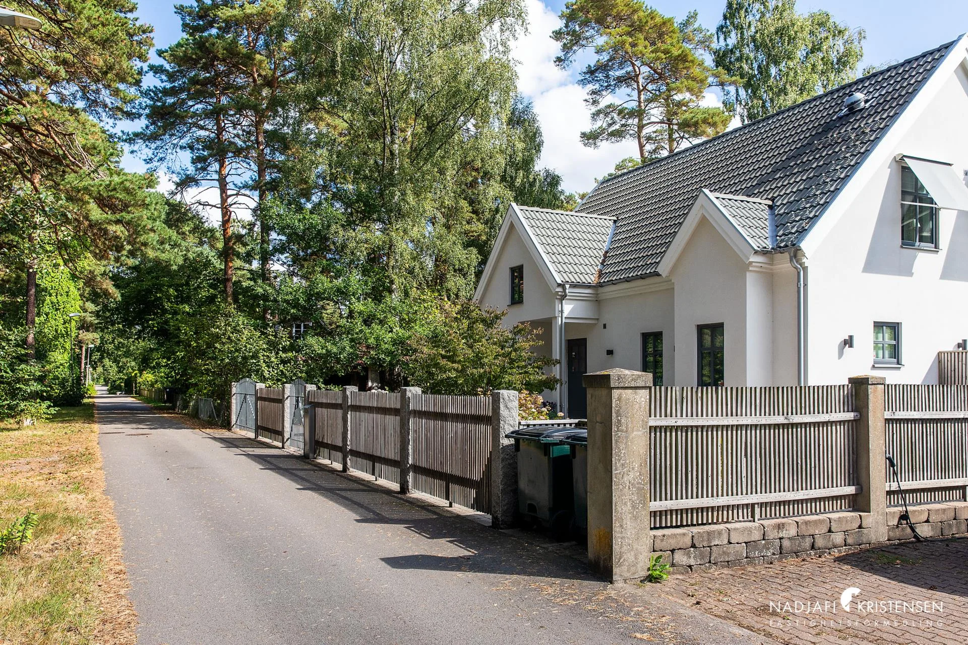Exklusiv familjevilla med pool, poolhus och vinrum – drömläge på Malen!