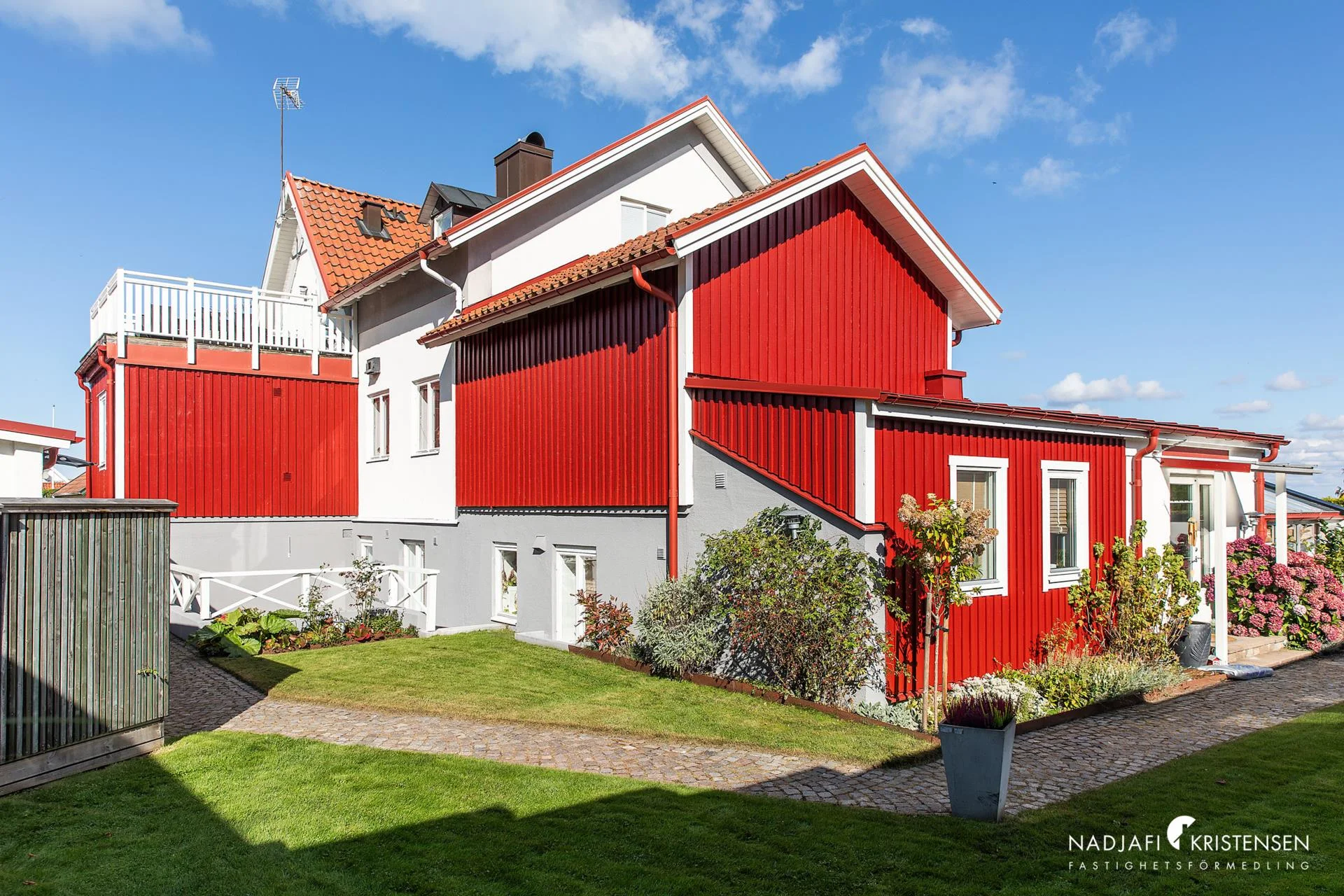 Välskött hyresfastighet med 5 lägenheter och gårdshus i centrala Båstad
