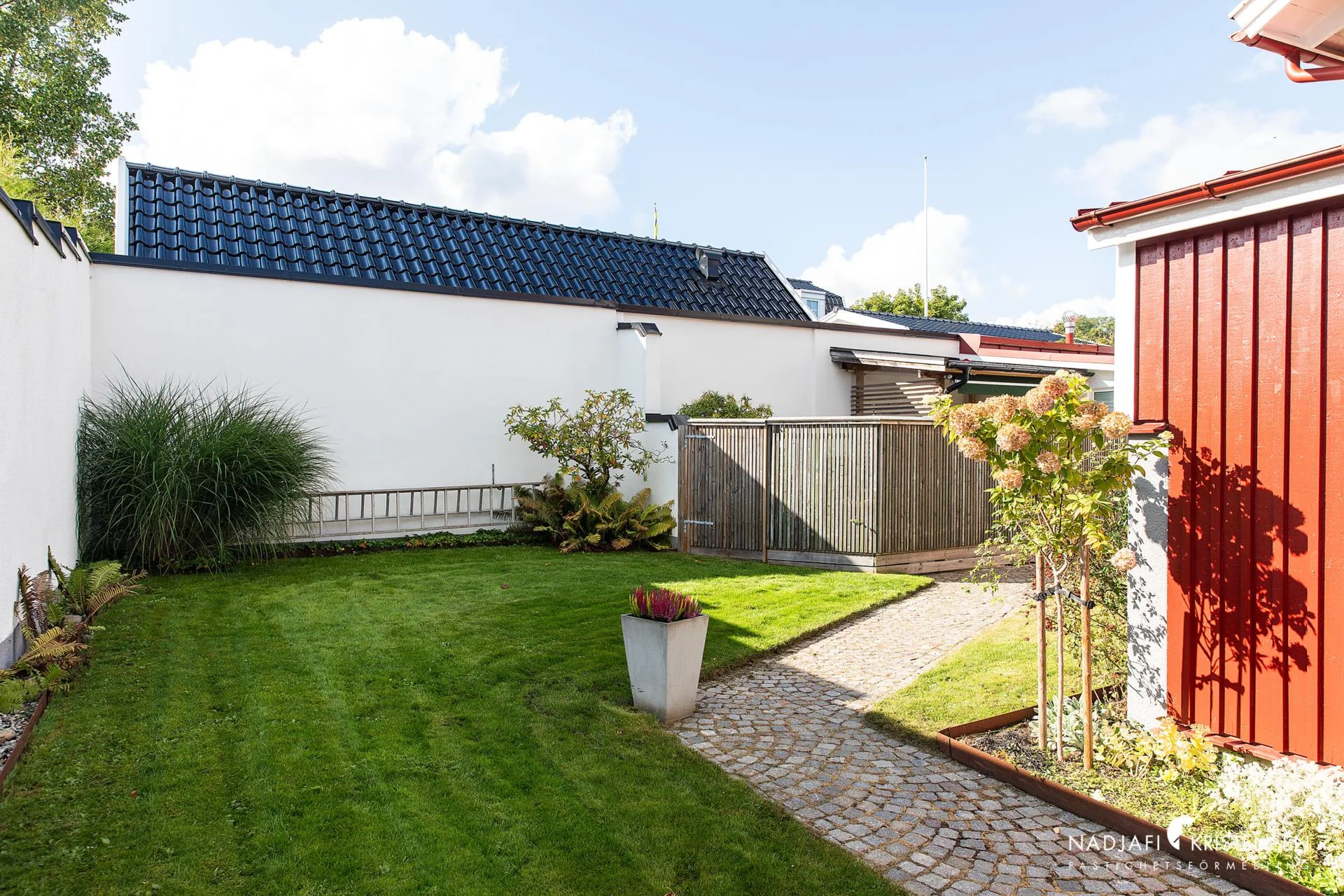 Välskött hyresfastighet med 5 lägenheter och gårdshus i centrala Båstad