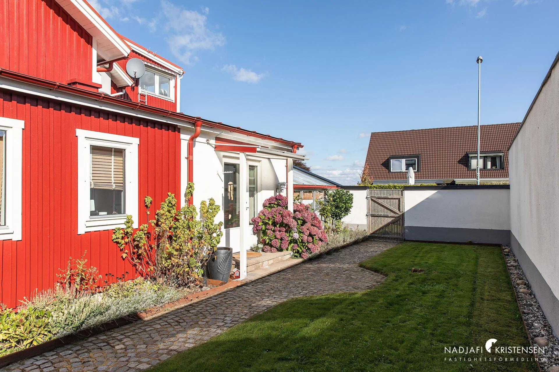 Välskött hyresfastighet med 5 lägenheter och gårdshus i centrala Båstad