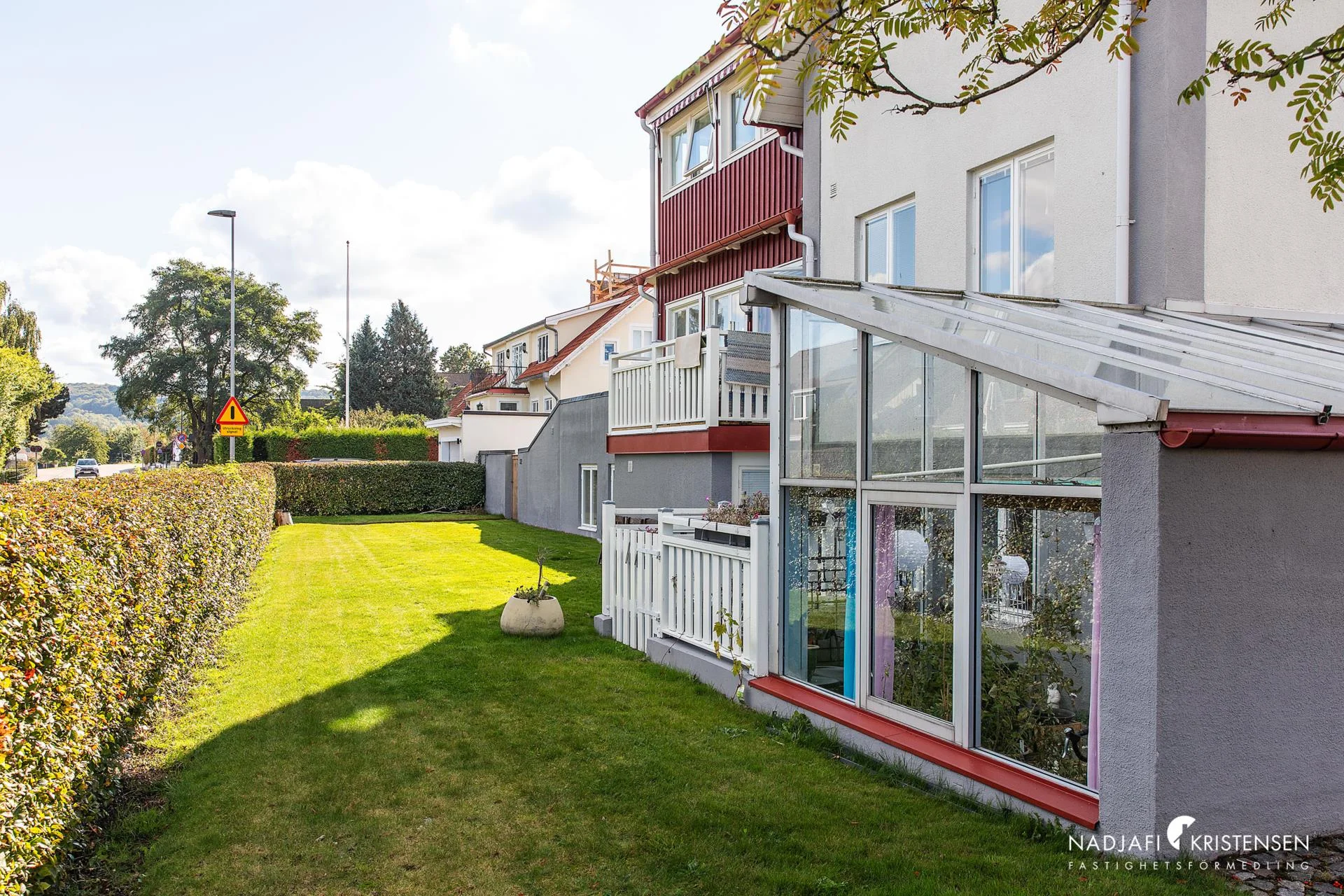 Välskött hyresfastighet med 5 lägenheter och gårdshus i centrala Båstad
