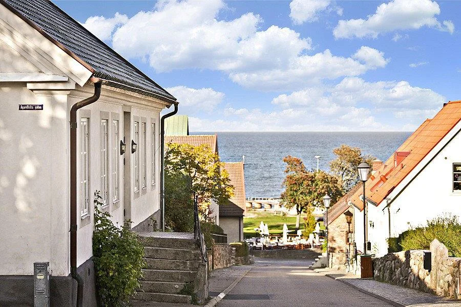 Välskött radhus mitt i Centrala Båstad!