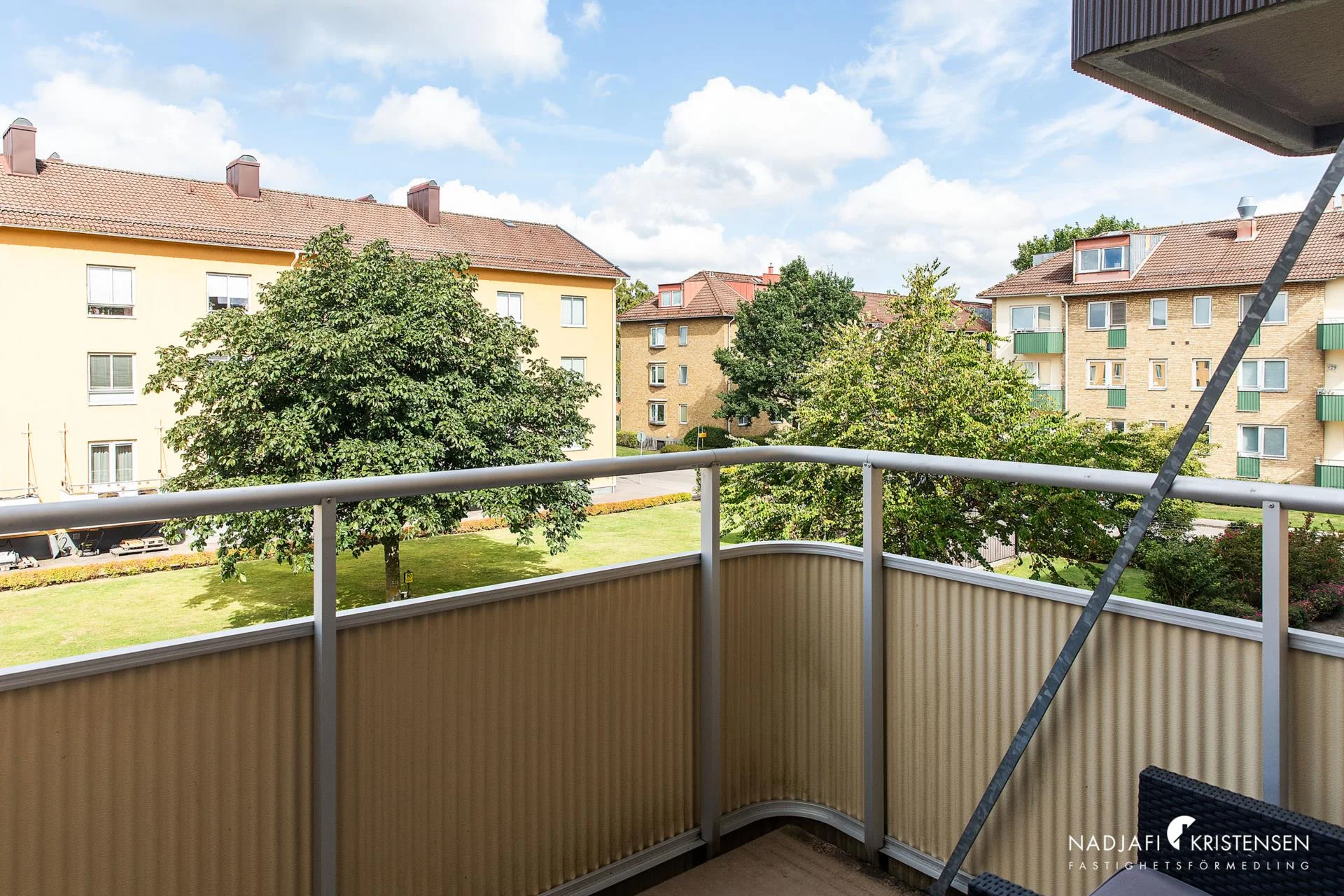 Ljus och modern tvåa med balkong