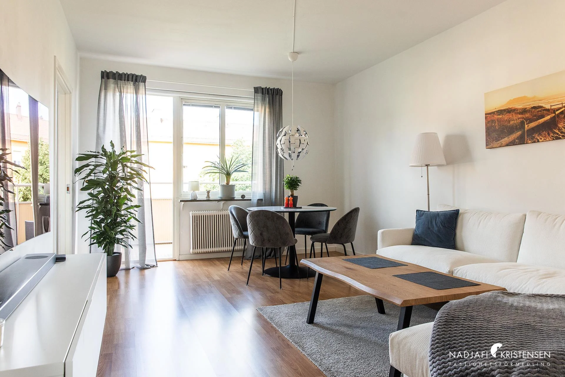 Ljus och modern tvåa med balkong