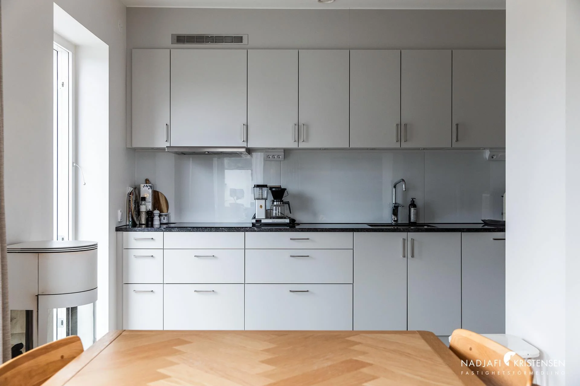 Modern trerummare med stor inglasad och öppen balkong