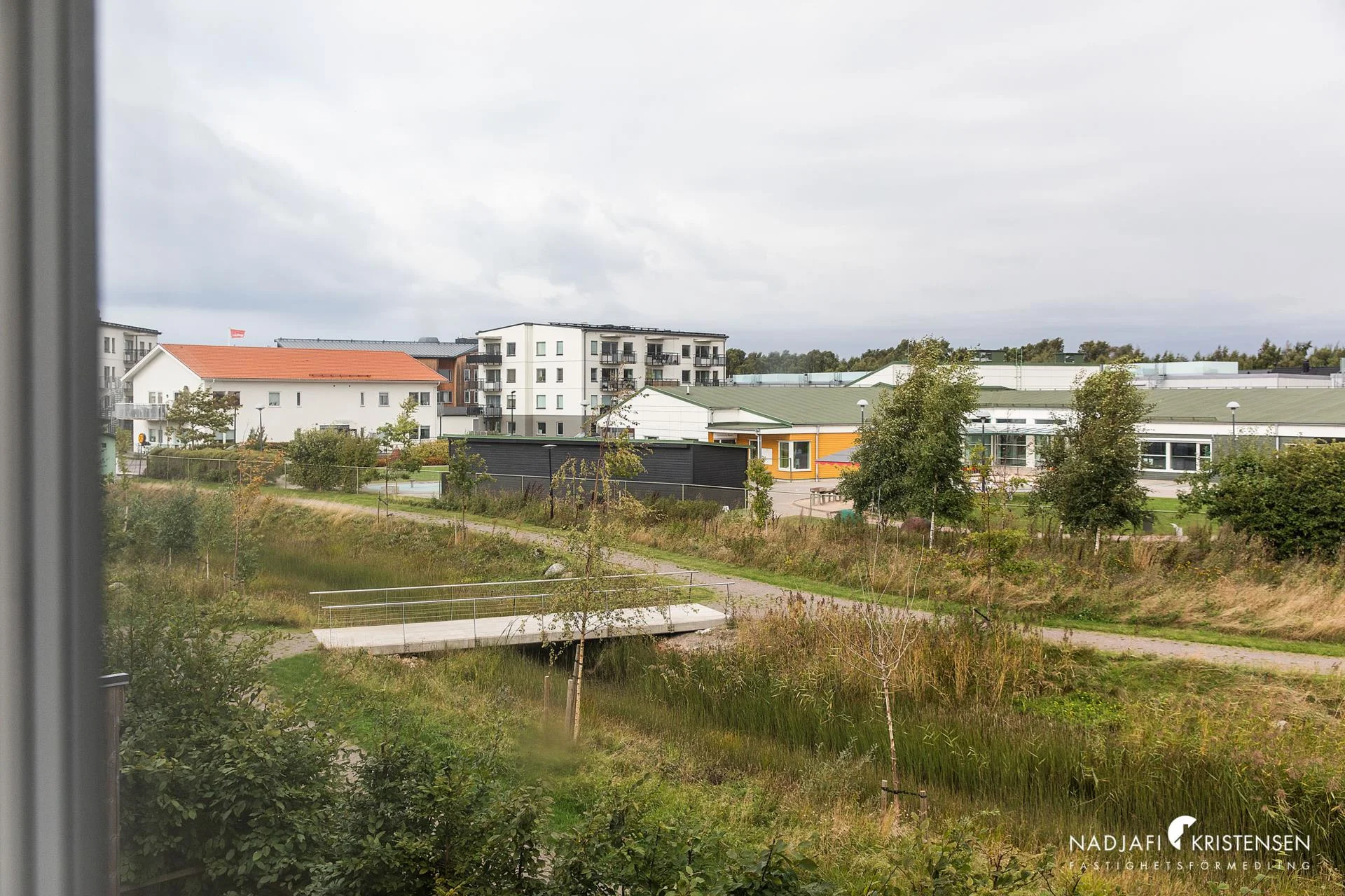 Modernt hem i 2-plan med dekorativa tillval