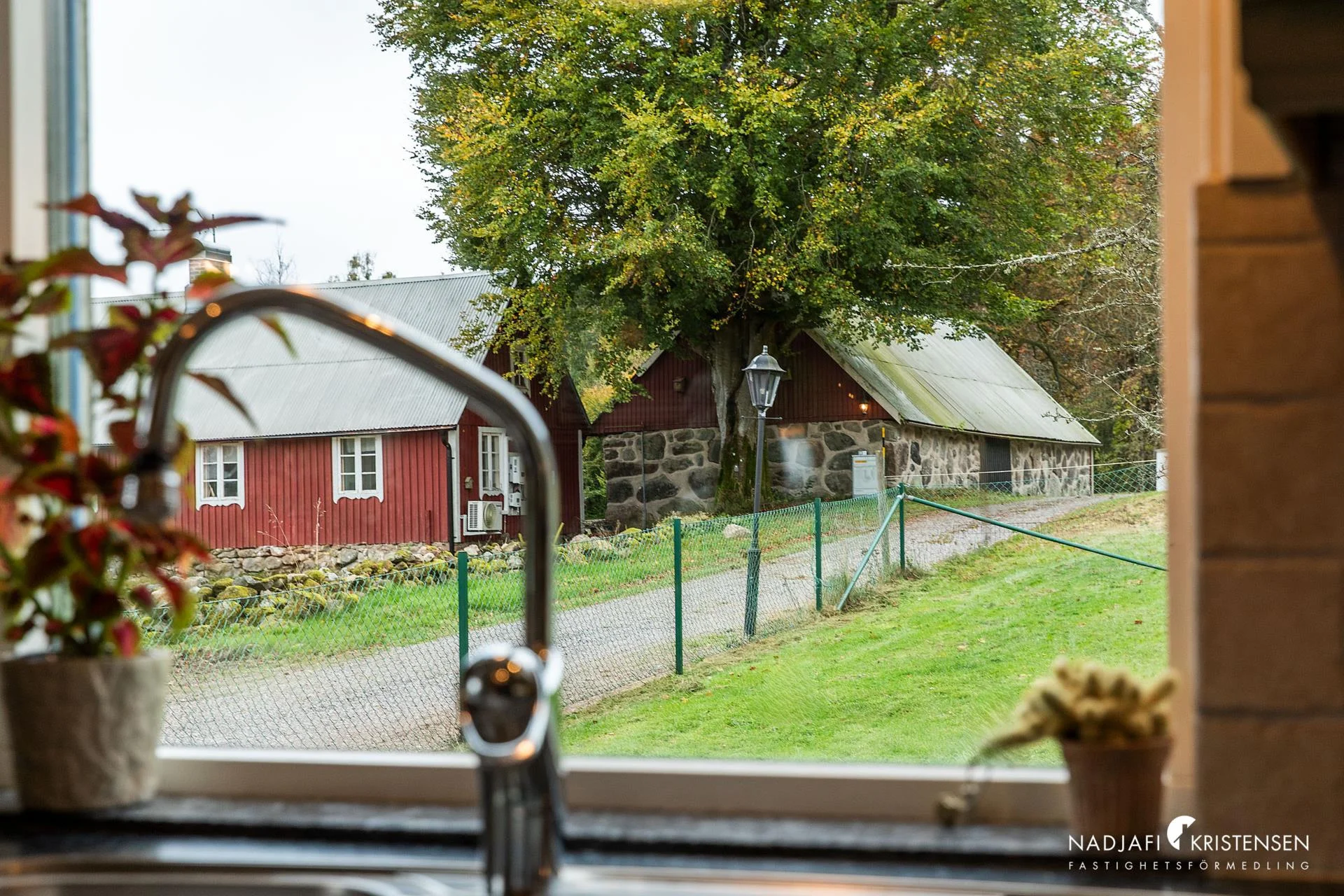 Skräddarebygget – Hästgård – två boningshus – egen damm med bastu intill