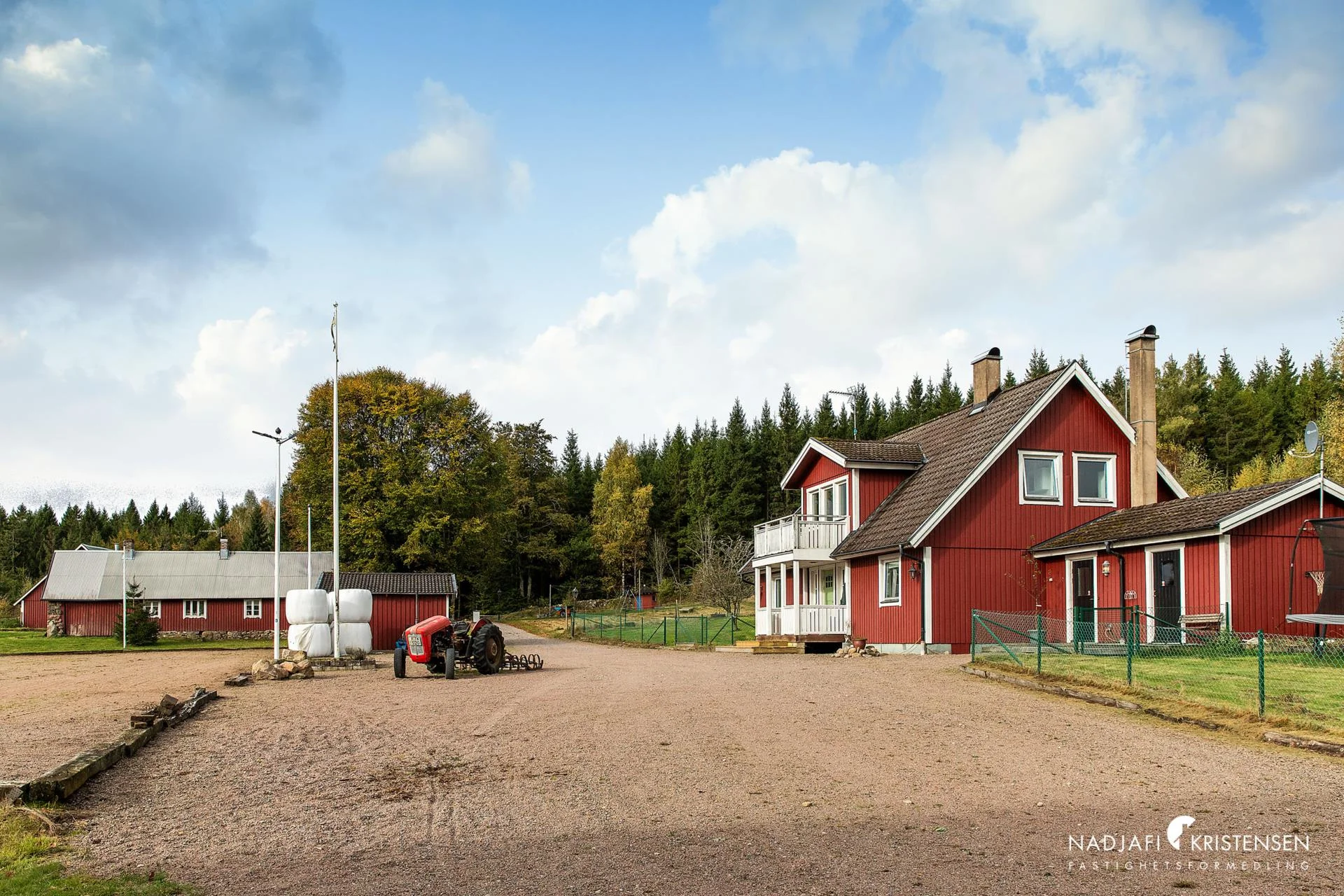 Skräddarebygget – Hästgård – två boningshus – egen damm med bastu intill